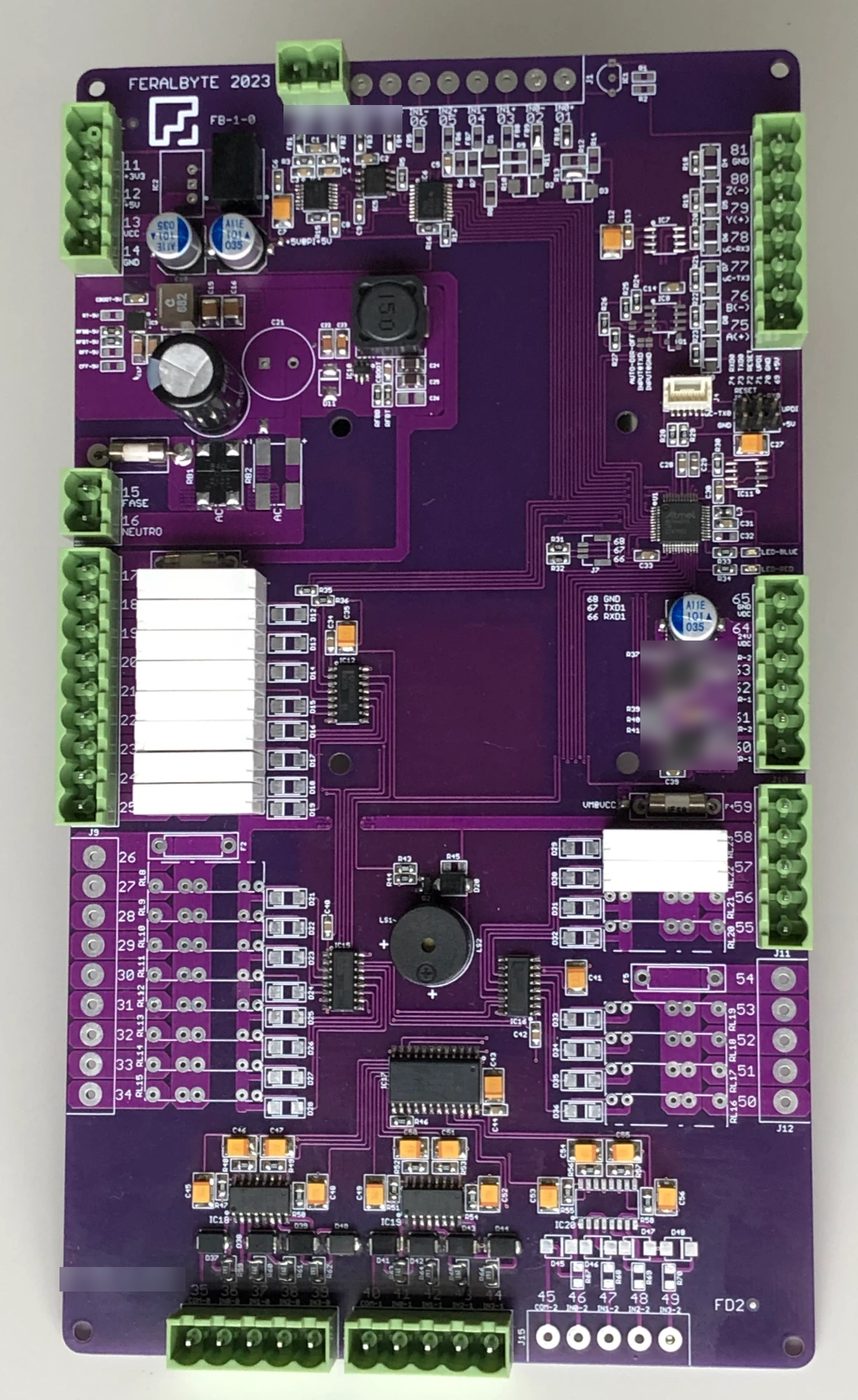 Prototipo de I+D de la FeralBoard, montado, con relés, conectores y microcontrolador
