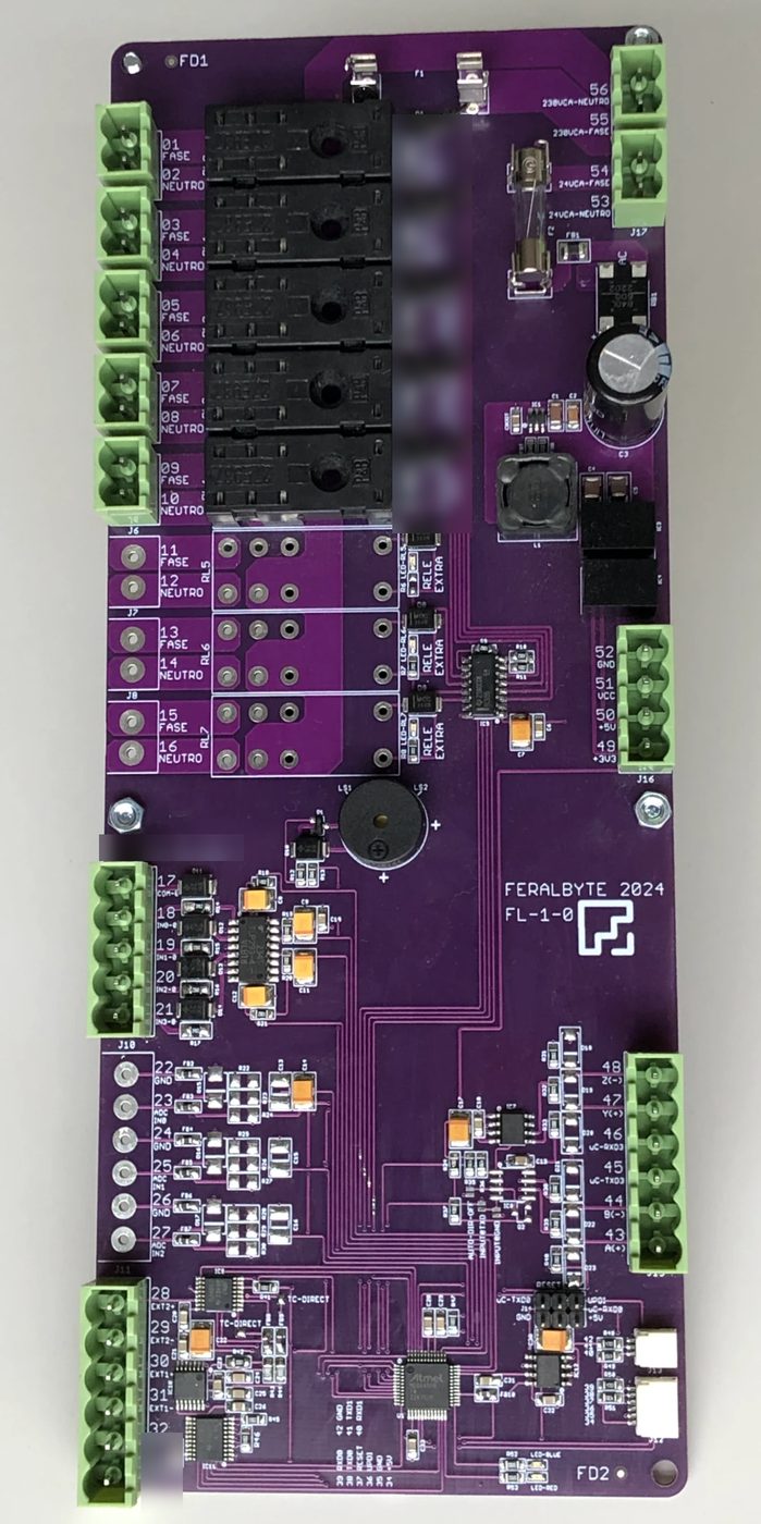 FeralBoard de producción con relés de potencia, fusibles y conectores de campo